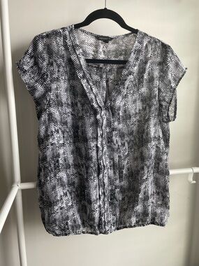Banana Republic Black & White Printed V-Neck Blouse